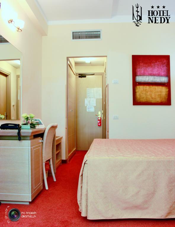 Hotel Nedy Marina di Massa Eksteriør bilde