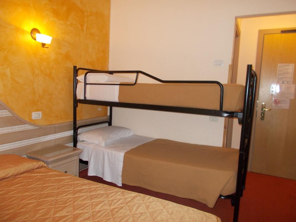 Hotel Nedy Marina di Massa Eksteriør bilde