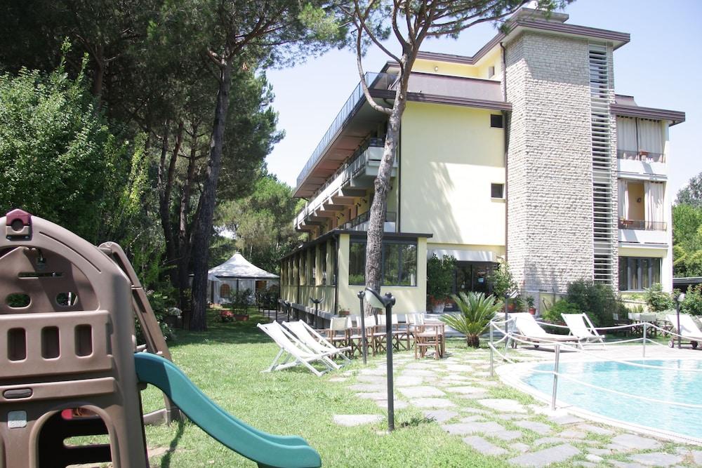 Hotel Nedy Marina di Massa Eksteriør bilde
