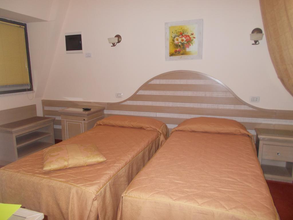 Hotel Nedy Marina di Massa Eksteriør bilde