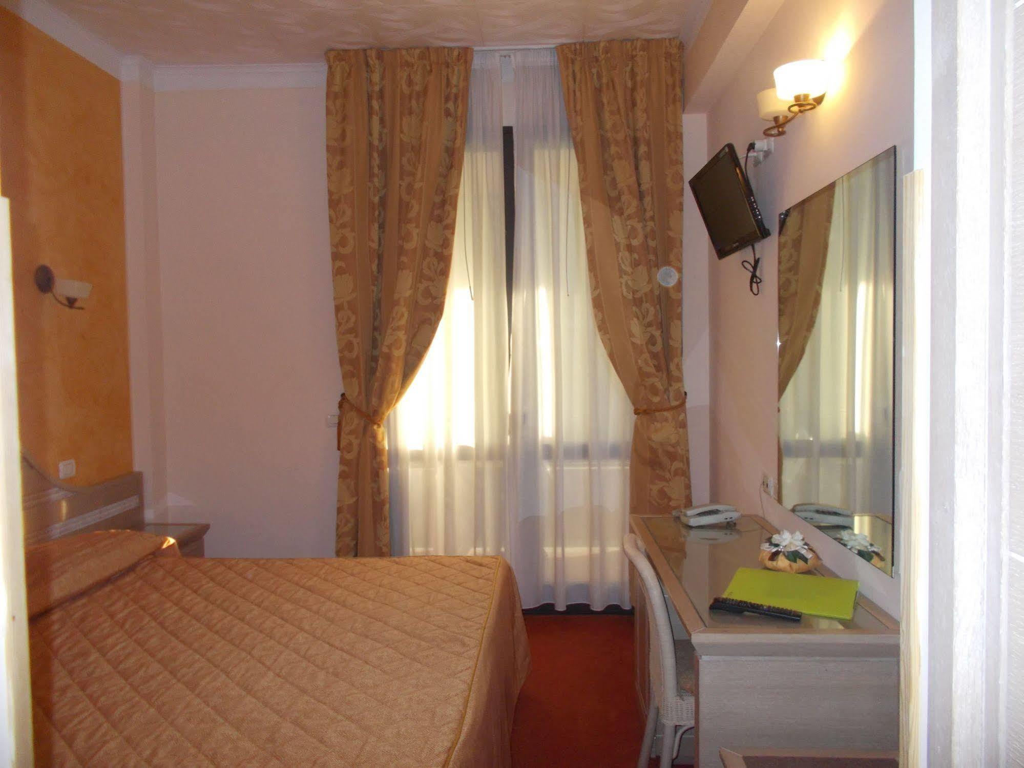 Hotel Nedy Marina di Massa Eksteriør bilde